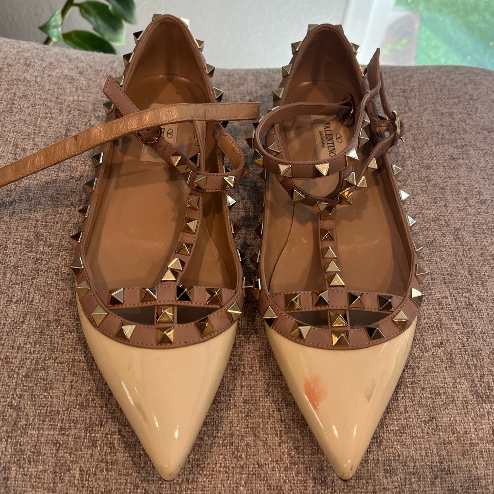 Pre owned Authentic Valentino flats with straps. Size 6 womens